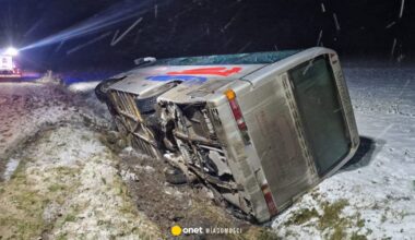 Groźny wypadek na Pomorzu. Autobus z pasażerami wpadł do rowu - Onet Wiadomości