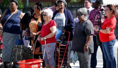 Ludzie w potrzebie czekają w kolejce, aby otrzymać artykuły spożywcze z banku żywności, Miami na Florydzie, 30 października 2025 r.