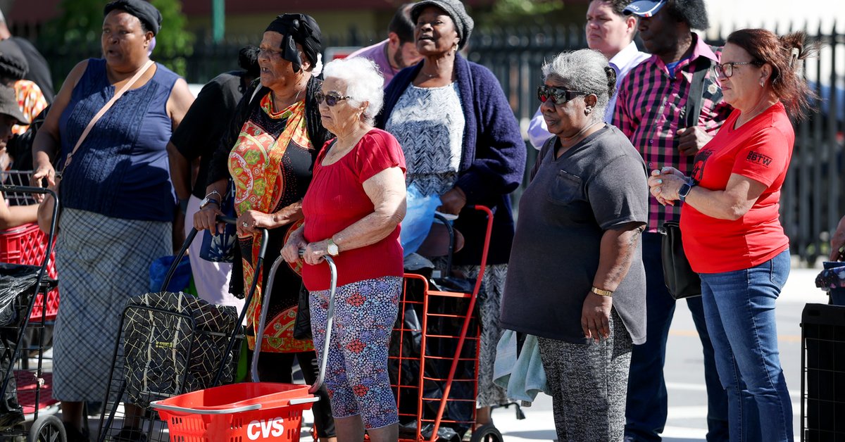 Ludzie w potrzebie czekają w kolejce, aby otrzymać artykuły spożywcze z banku żywności, Miami na Florydzie, 30 października 2025 r.