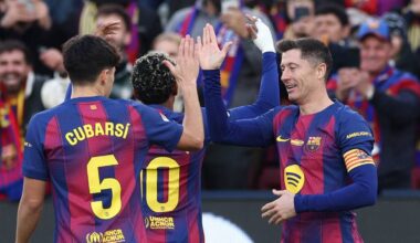 Piłkarze FC Barcelony świętują zdobycie bramki, na pierwszym planie Robert Lewandowski z opaską kapitana.