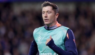 Robert Lewandowski w kamizelce treningowej podczas meczu