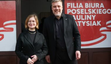 Współprzewodniczący partii Razem, kandydat tego ugrupowania w wyborach prezydenckich Adrian Zandberg (P) i posłanka Paulina Matysiak (L)