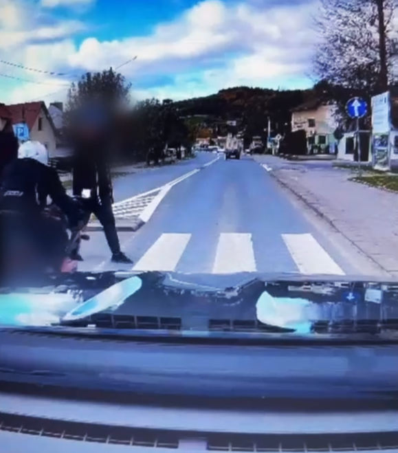 Mężczyzna jechał pomimo dożywotniego zakazu prowadzenia pojazdów. Potrącił pieszego i uciekł. Został tymczasowo aresztowany. - Aktualności