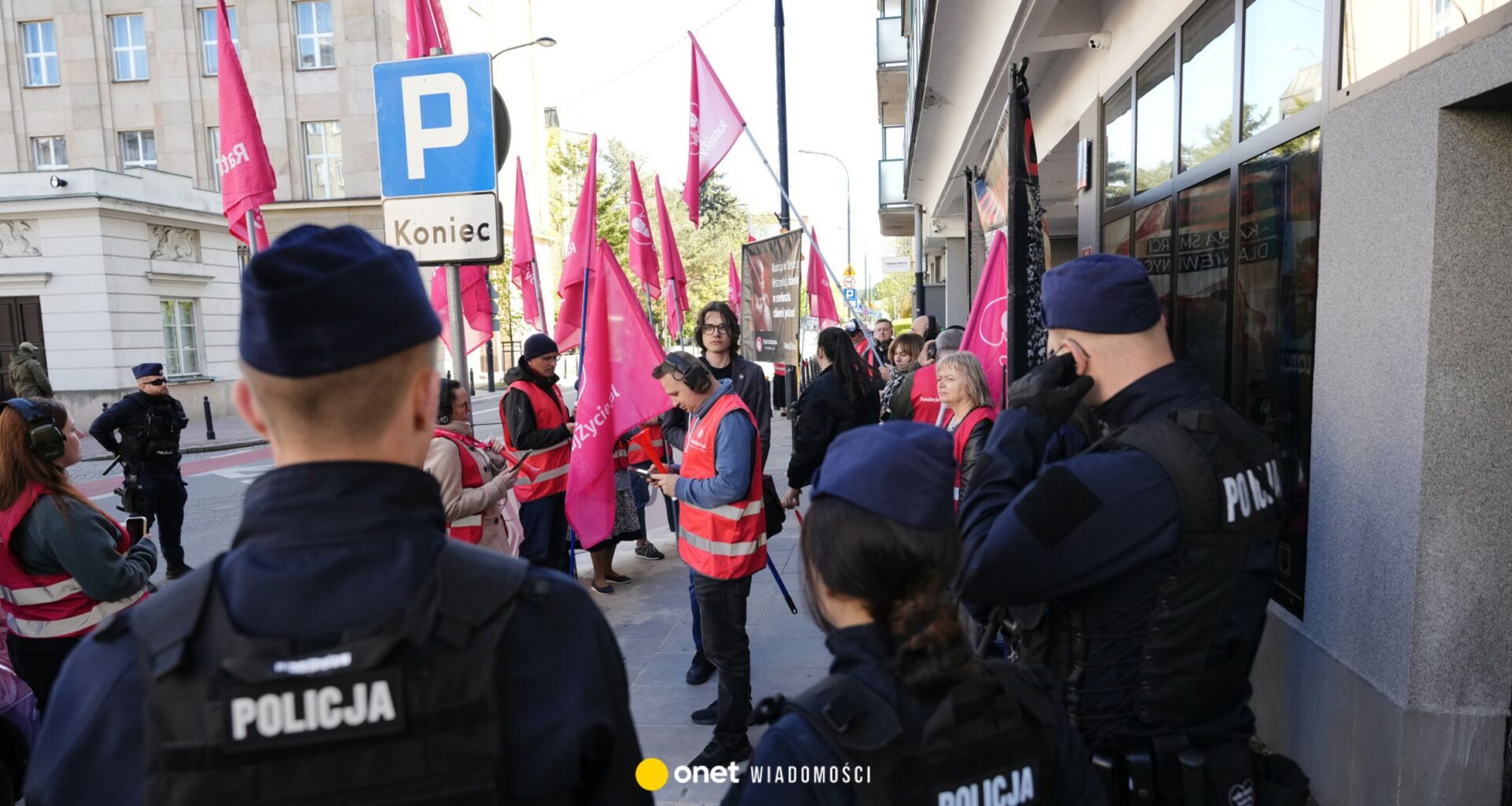Atak kwasem masłowym przed kliniką aborcyjną w Warszawie. Zatrzymano ojca i syna