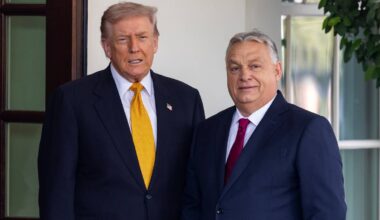 Donald Trump i Viktor Orban stoją obok siebie przed budynkiem.
