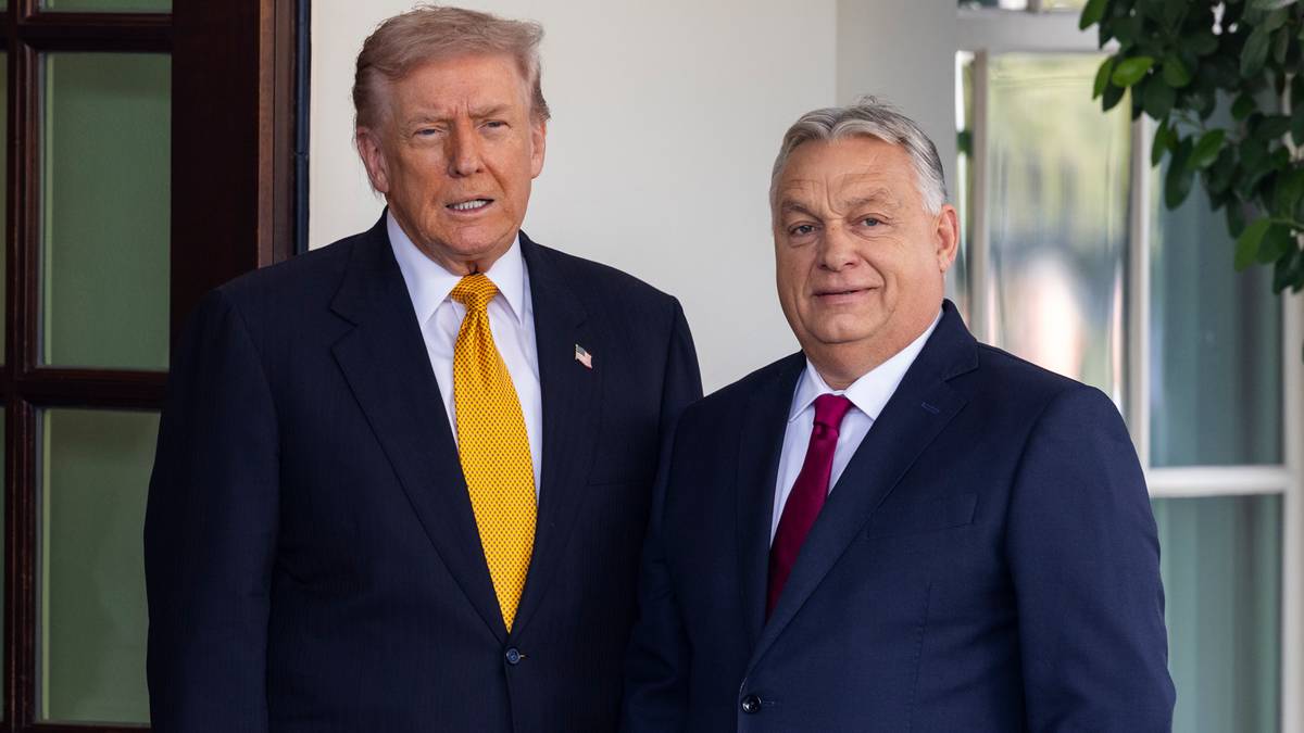 Donald Trump i Viktor Orban stoją obok siebie przed budynkiem.