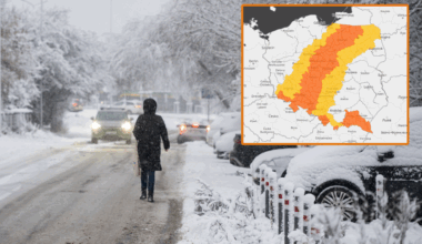 Ulica pokryta śniegiem z idącą pieszą i samochodami, w tle mapa Polski z zaznaczonymi obszarami ostrzeżeń przed burzami śnieżnymi.