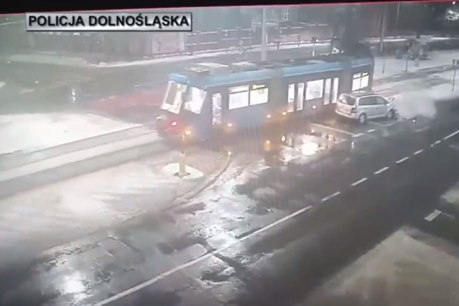 Policyjny pościg ulicami Wrocławia. Uciekinierzy doprowadzili do poważnego wypadku - Bieżące informacje