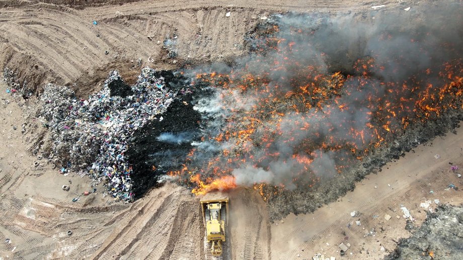 Stos ubrań na pustyni Atakama był kiedyś tak duży, że można go było zobaczyć z kosmosu. W czerwcu 2022 r. zapalił się i płonął przez dwa tygodnie