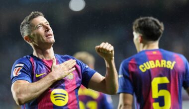 Robert Lewandowski w koszulce FC Barcelony świętujący zdobycie bramki.