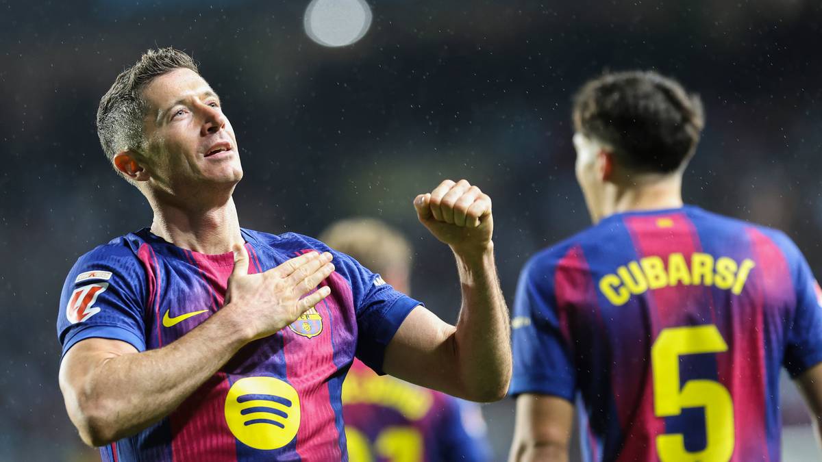 Robert Lewandowski w koszulce FC Barcelony świętujący zdobycie bramki.