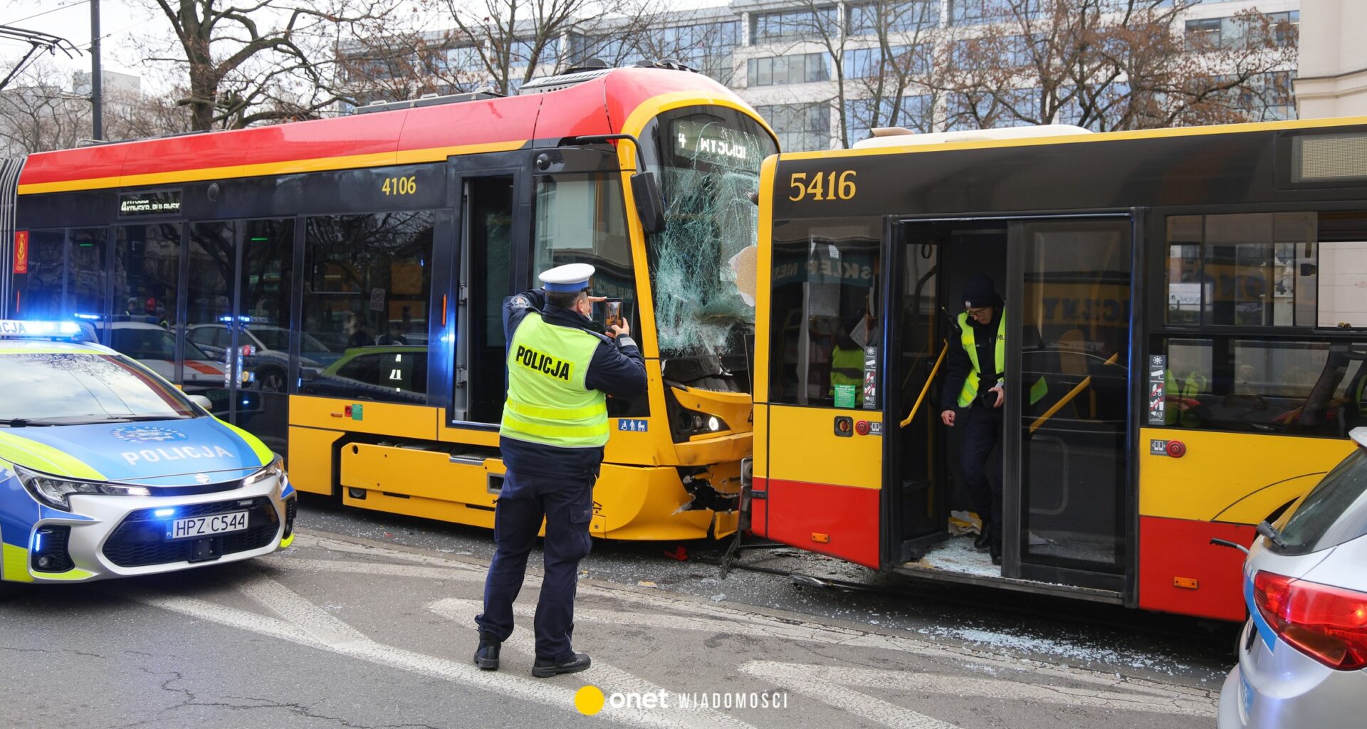 Zderzenie tramwajów i autobusu w Warszawie. Są ranni. Duże utrudnienia w ruchu