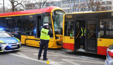 Zderzenie tramwajów i autobusu w Warszawie. Są ranni. Duże utrudnienia w ruchu