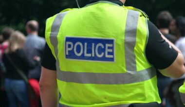 Policja aresztuje za wiadomości na WhatsApp. Żenujące odszkodowanie i brak przeprosin