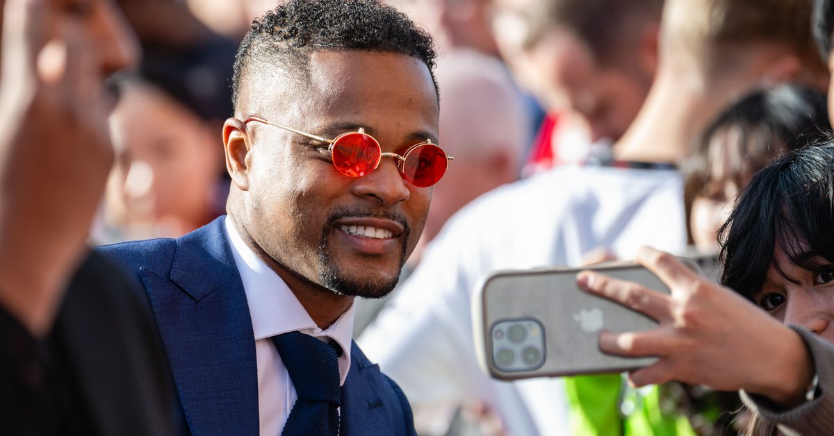 Patrice Evra (z lewej) z autorami wywiadu: Jarosławem Kolińskim i Radosławem Majdanem