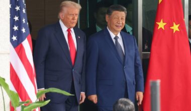 Prezydent Stanów Zjednoczonych Donald Trump (po lewej) i przywódca Chin Xi Jinping (po prawej) wychodzą z rozmów w sali recepcyjnej Naraemaru na terenie bazy lotniczej w Pusanie w Korei Południowej, 30 października 2025 r.