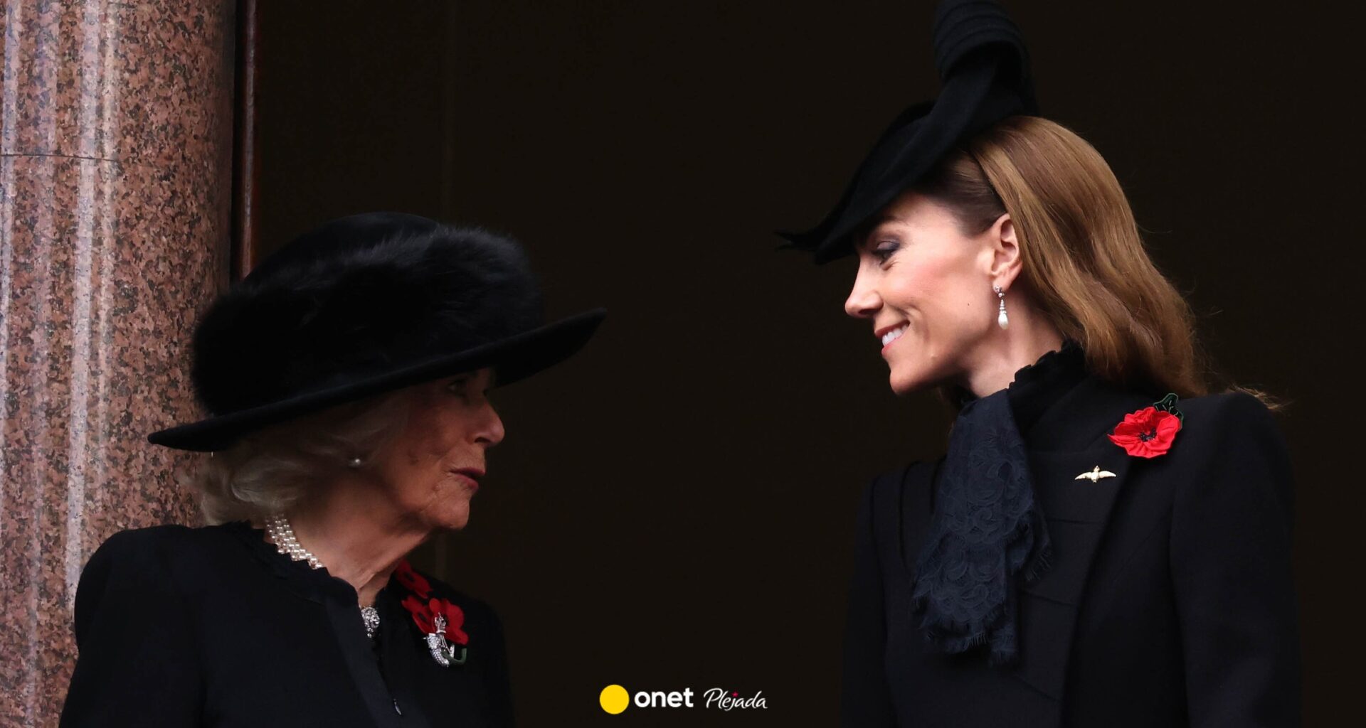 "Figlarna" Kamila i "dominująca" Kate. Z ruchu warg królowej wyczytano dwa słowa