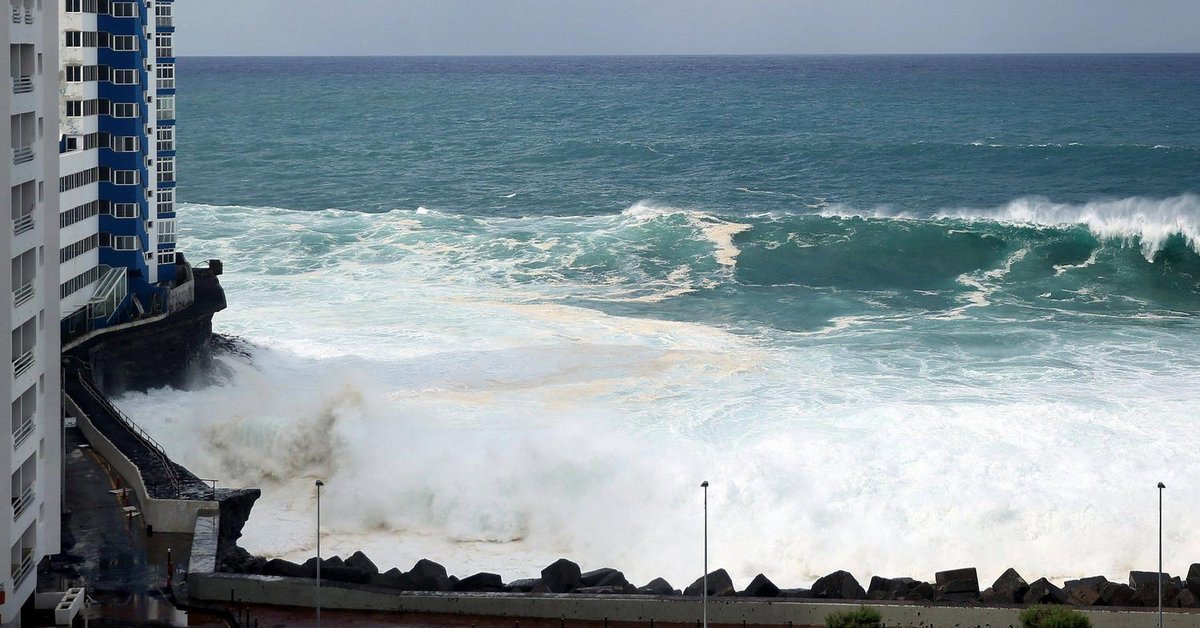 Jesienią i zimą w Teneryfe często uderzaja gigantyczne fale
