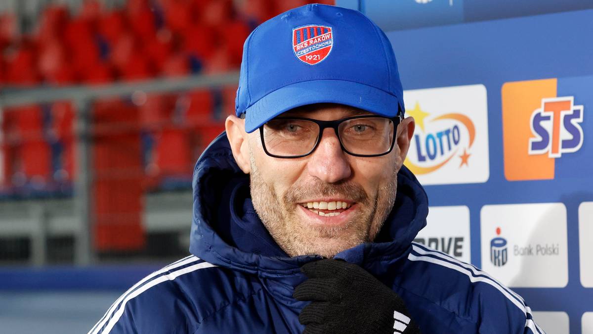 Trener w czapce i okularach przeciwsłonecznych.