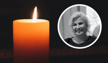 Zapalonej świecy obok portretu uśmiechniętej starszej kobiety.