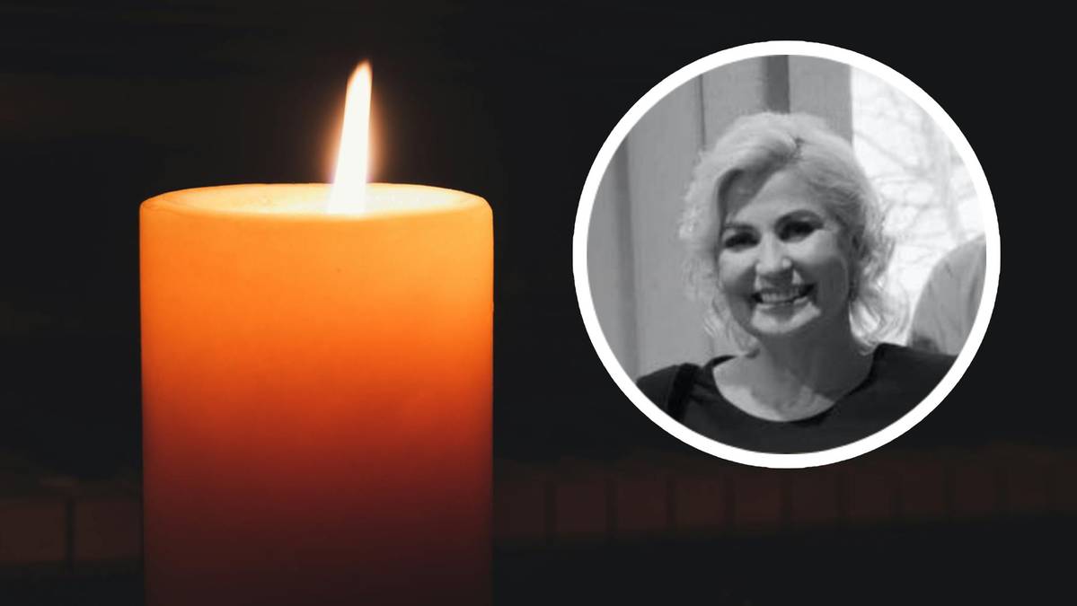 Zapalonej świecy obok portretu uśmiechniętej starszej kobiety.