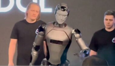 Nowy robot z Rosji miał zachwycić, ale zaliczył glebę w trakcie pokazu i stał się pośmiewiskiem w sieci