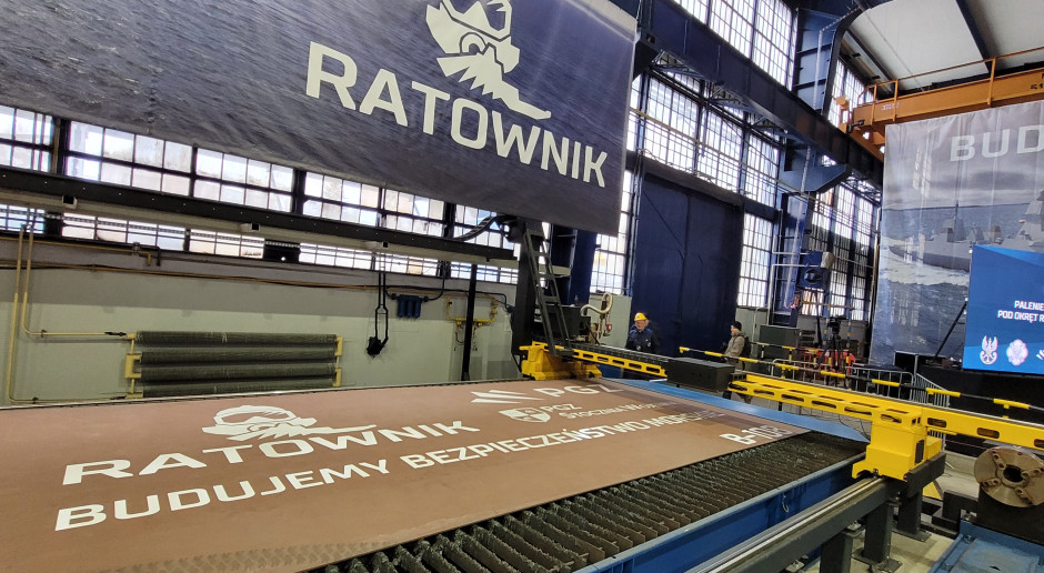 W Gdyni odbyła się ceremonia cięcia pierwszej blachy na przyszły okręt ratowniczy. Fot. Rafał Lesiecki / PTWP