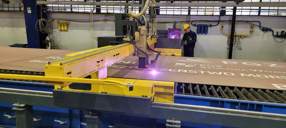 W Gdyni odbyła się ceremonia cięcia pierwszej blachy na przyszły okręt ratowniczy. Fot. Rafał Lesiecki / PTWP