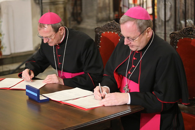 Podpisanie wspólnego oświadczenia Przewodniczących Konferencji Episkopatów Polski i Niemiec z okazji 60. rocznicy wymiany listów (Wrocław, 18.11.2025)