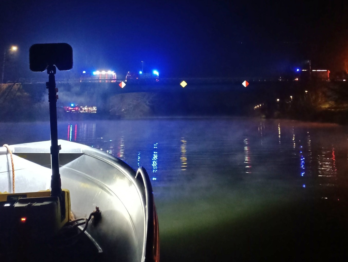 Akcja strażaków w Kanale Żerańskim. Dwie osoby w wodzie - Remiza.pl