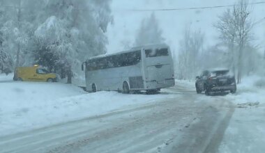 Autobus w rowie, kolizje i powalone drzewa, kolizje – fatalne warunki na drogach