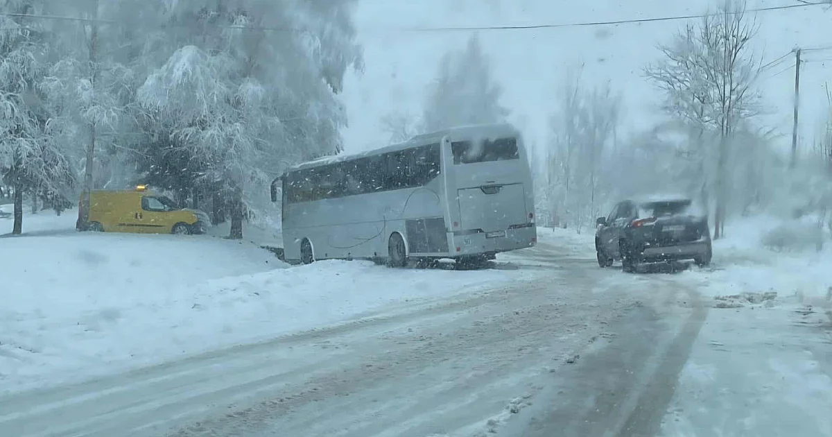 Autobus w rowie, kolizje i powalone drzewa, kolizje – fatalne warunki na drogach