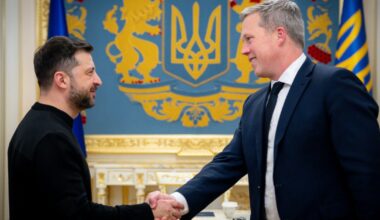 Prezydent Ukrainy Wołodymyr Zełenski (po lewej) oraz sekretarz armii USA i wysłannik specjalny ds. Ukrainy Dan Driscoll. Kijów, Ukraina, 20 listopada 2025 r.