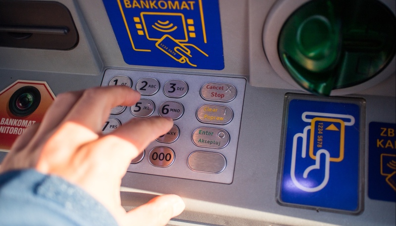 Wypłacasz pieniądze z bankomatu? Zwróć na to uwagę!
