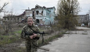 Ukraiński żołnierz w Orichiwie, mieście na linii frontu w obwodzie zaporoskim, Ukraina, 13 listopada 2025 r.