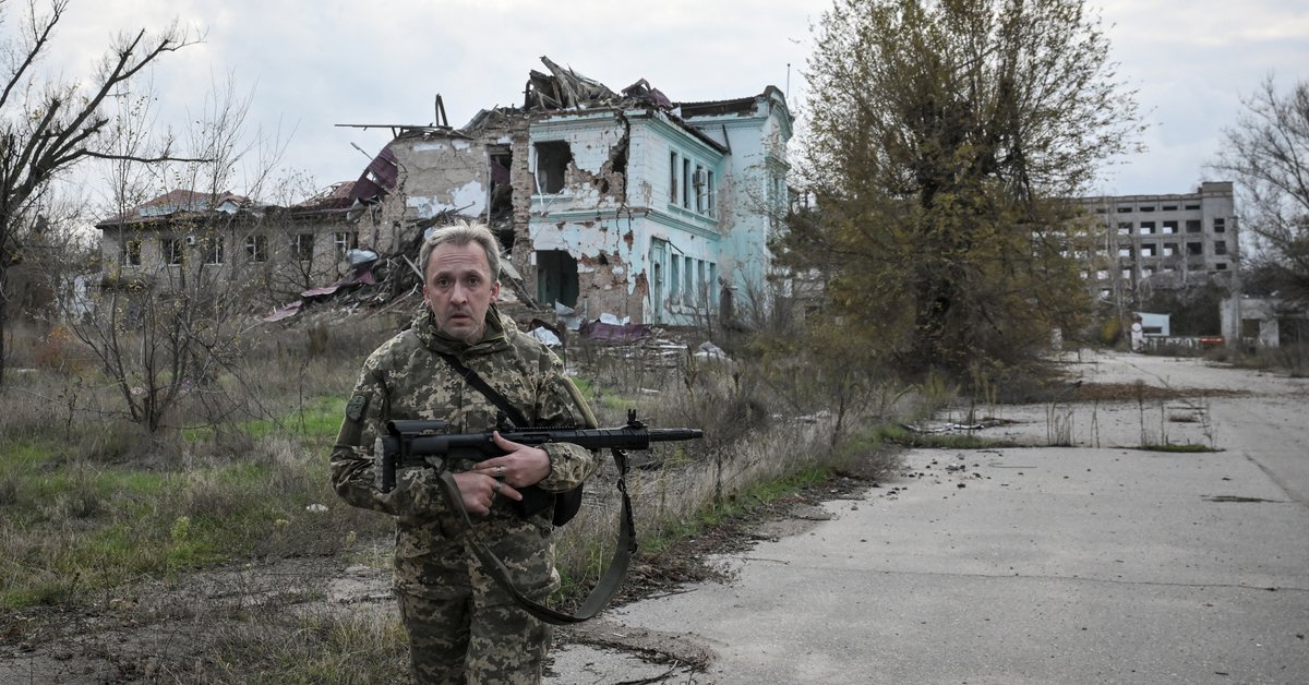 Ukraiński żołnierz w Orichiwie, mieście na linii frontu w obwodzie zaporoskim, Ukraina, 13 listopada 2025 r.