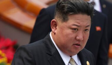 Kim Dzong Un w garniturze i krawacie.