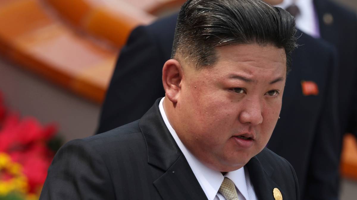 Kim Dzong Un w garniturze i krawacie.