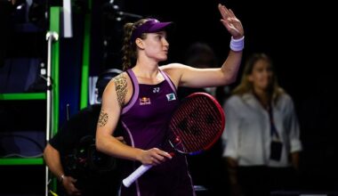 Przegrany set, walka z bólem i awans do finału WTA Finals