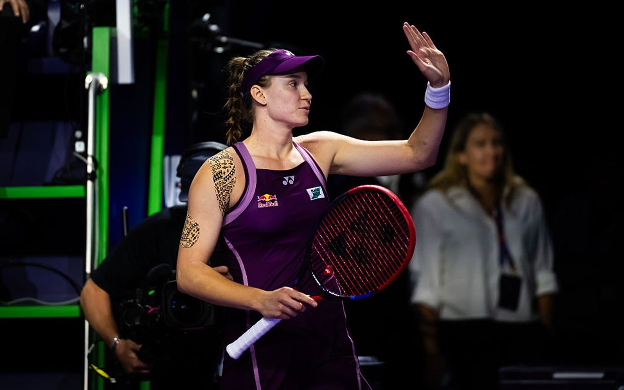 Przegrany set, walka z bólem i awans do finału WTA Finals