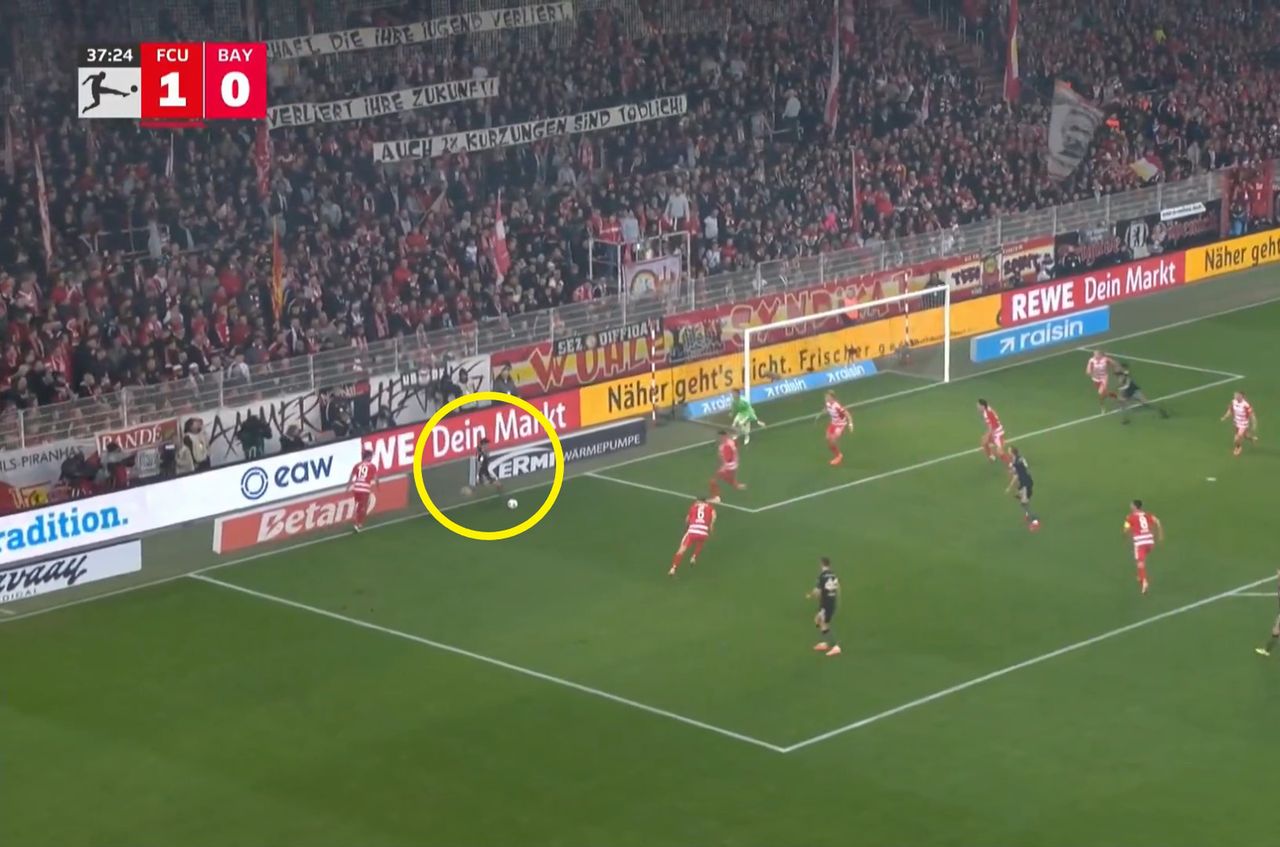 Fenomenalny gol piłkarza Bayernu. Jego kolega złapał się za głowę [WIDEO] - SportoweFakty