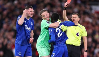 Wpadł w furię i uderzył kolegę z drużyny. Kuriozalna czerwona kartka w Premier League [WIDEO]