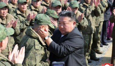 Przywódca Korei Północnej Kim Dzong Un podczas ceremonii z żołnierzami, 24 października 2025 r. (zdjęcie poglądowe)