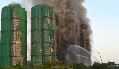 Pożar wieżowców w Hongkongu. Świadkowie mówią o niedopałkach papierosów