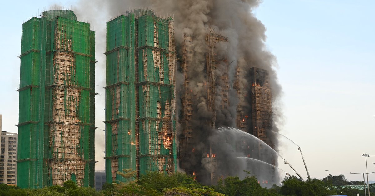 Pożar wieżowców w Hongkongu. Świadkowie mówią o niedopałkach papierosów