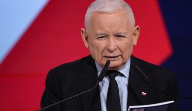 Zamieszanie na miesięcznicy smoleńskiej. Prezes PiS zagłuszony. "Kłamca!"