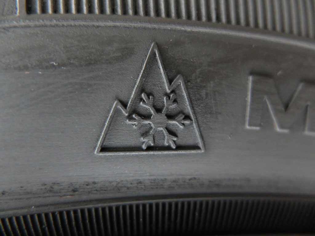 Oznaczenie 3PMSF, czyli to, czego tym oponom marki Sailun brakuje. Samo "M+S" to już dziś w Europie za mało, żeby opona mogła zostać uznana za zimową lub całoroczną. 