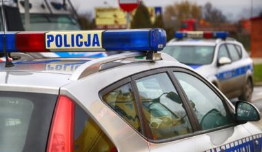 Zderzenie samochodów na drodze krajowej. Trzy osoby zostały ranne