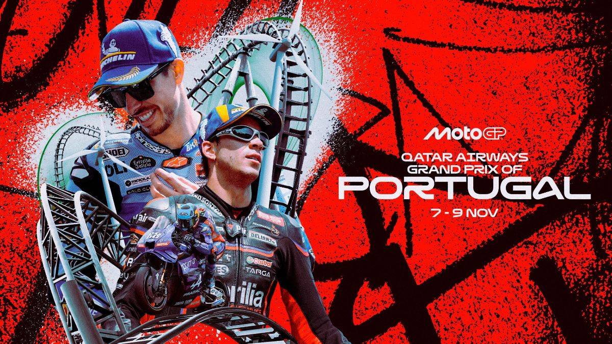 Dwóch motocyklistów w strojach wyścigowych na tle grafiki promującej Grand Prix Portugalii MotoGP