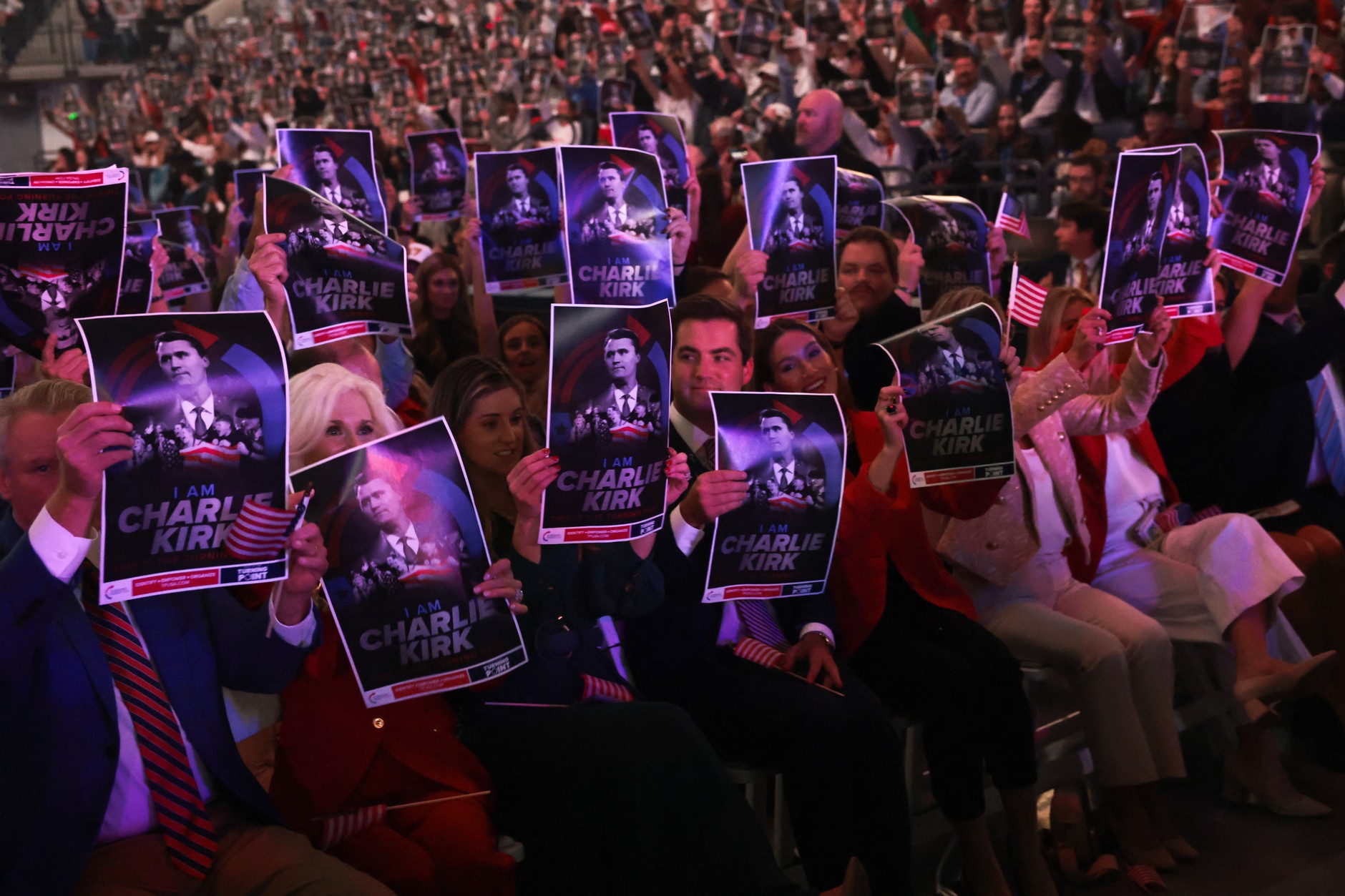 Uczestnicy trzymają plakaty Charliego Kirka podczas wydarzenia Turning Point USA na Uniwersytecie Mississippi, 29 października 2025 r.